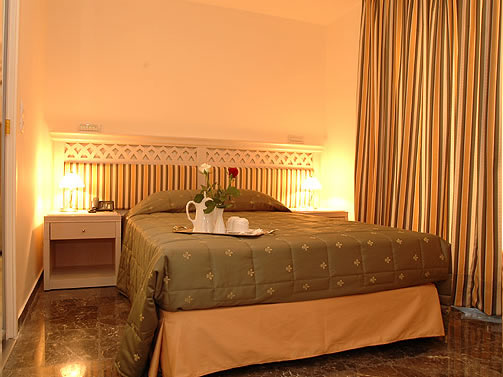 https://www.yalostours.gr/images/new/HOTELS/HOTELS%20ATHENES%20ATTIQUE_html_34a58b70.jpg